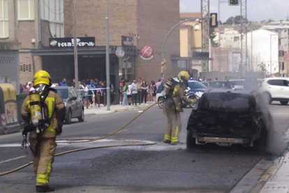 Dos dotacions dels bombers han treballat en l'extinció del foc.