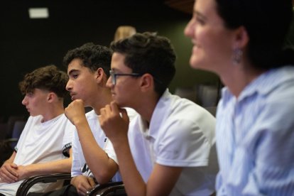 Respecte. Alumnes de l’Institut Torre Queralt escolten atentament la versió de Zombie, de Cramberries, que estan assajant per al concert del dia 28.