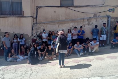Escoltant la guia al Poble Vell de Corbera. 