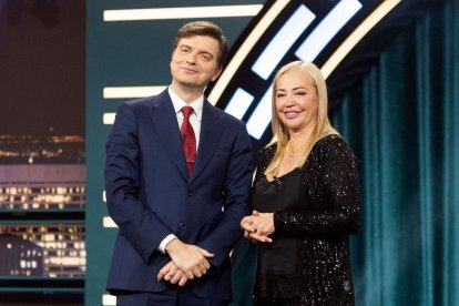 Belén Esteban al costat de|juntament amb Marc Giró.