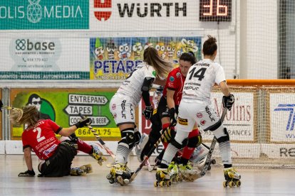 Dai Silva i Victòria Porta acudeixen a defensar la porteria de Sandra Coelho, la jugadora més destacada del Vila-sana. - ÀREA 11