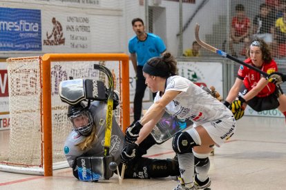 Luchi Agudo intenta superar Laura Vicente, portera local. - ÀREA 11