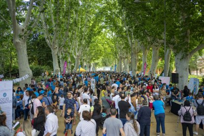 El paseo central de los Camps Elisis se llenó hasta los topes por la Fira de la Ciència al Carrer.