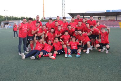 La plantilla del Balaguer celebra el ascenso a Primera Catalana.