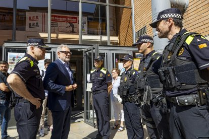 L’alcalde va visitar ahir el centre amb els edils Carlos Enjuanes, Cristina Morón i Xavi Blanco. - JORDI ECHEVARRIA