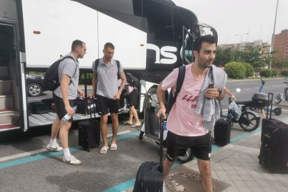 Encuentra, Krutwig y Vega, a l'arribar a l'hotel. - X.P.
