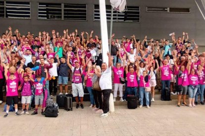 Els aficionats de l'ICG Força Lleida abans de sortir cap a Madrid, davant del Barris Nord.