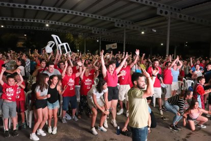 El públic que va viure el partit a la pantalla del Barris Nord, prop de 700 persones, va embogir amb el triomf.