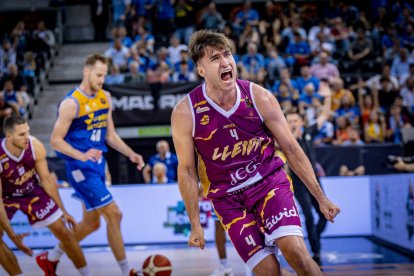 Villar celebra la acción que ató el triunfo con el 77-80 final.