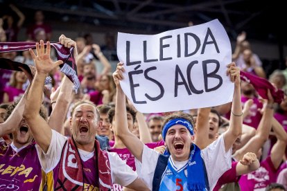 Aficionats lleidatans celebren la gesta a Madrid.