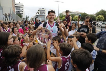 Nacho Varela, amb el trofeu de campió, felicitat pels nens. - AMADO FORROLLA