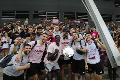 La rebuda del Força Lleida al Barris Nord a la seua arribada de Madrid