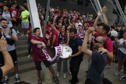 La rebuda del Força Lleida al Barris Nord a la seua arribada de Madrid