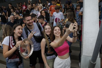 La rebuda del Força Lleida al Barris Nord a la seua arribada de Madrid