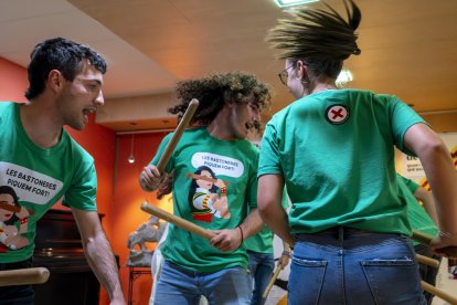 Assaig. Els bastoners del Pla de l’Aigua assagen als locals que els cedeix l’Ateneu Popular