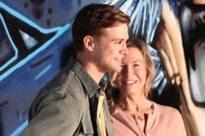 Leo Woodall y René Zelweger en el rodaje de 'Bridget Jones: Loca por él'