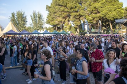 El públic ja omplia a mitja tarda el recinte de Les Firetes, amb dos escenaris i un ampli ‘village’. - GERARD HOYAS