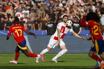 Dani Carvajal celebra el seu gol que suposava el 3-0 amb Lamine Yamal, que li va donar l’assistència perquè marqués.