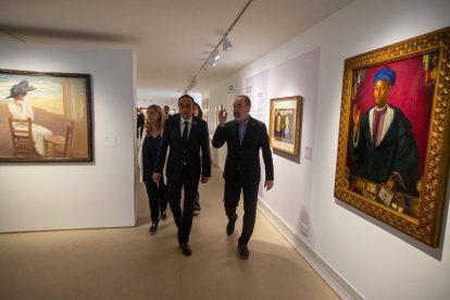 Josep Rull va visitar l’exposició guiat pel director, Jesús Navarro. - GERARD HOYAS