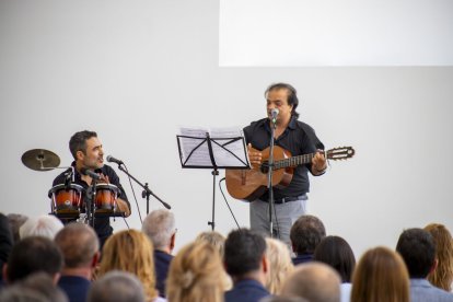El duo Colors de Rumba va posar el colofó a l’acte amb garrotins. - GERARD HOYAS