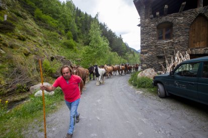 Un grup de joves va elegir Tor per iniciar el comiat de soltera d’una d’elles.