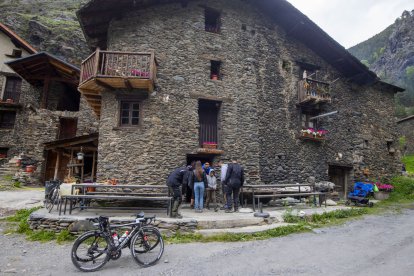 Un grup de joves va elegir Tor per iniciar el comiat de soltera d’una d’elles. - GERARD HOYAS