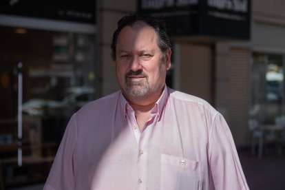 Juan Juncosa. Va estar ingressat per covid i patir un ictus. Té el diagnòstic d’invalidesa permanent i no pot treballar. Actualment presideix l’entitat Long Covid Lleida.