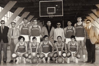 ADA al Pavelló dels
Camps Elisis i els sicoristes, al
Palau de Vidre. Els aficionats
que omplien l’escàs aforament
d’ambdós recintes, amb pista de
ciment, se sabien de memòria
els noms dels jugadors.