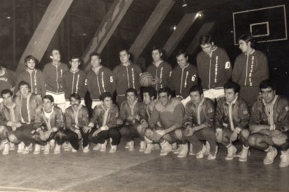 Torxistes i sicoristes posant agermanats abans del partit.