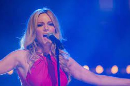 Edurne cantando