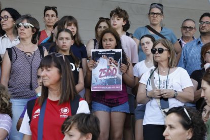 Una jove, amb un cartell sobre les 2.500 adhesions rebudes. - AMADO FORROLLA
