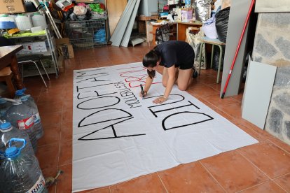 Una de les voluntàries de Mollerussa preparant la manifestació.