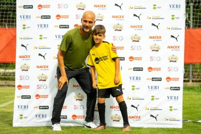 Imatges de la visita de Pep Guardiola al Summer Camp, al seu campus de futbol de Rialp