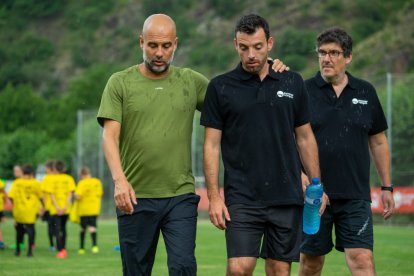 Imatges de la visita de Pep Guardiola al Summer Camp, al seu campus de futbol de Rialp