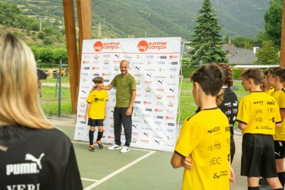 Imatges de la visita de Pep Guardiola al Summer Camp, al seu campus de futbol de Rialp