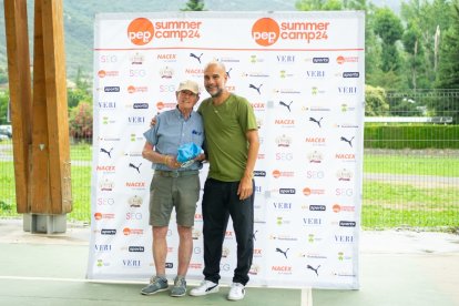 Imatges de la visita de Pep Guardiola al Summer Camp, al seu campus de futbol de Rialp