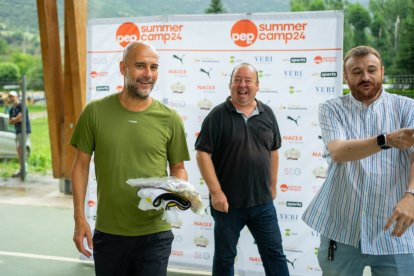 Imatges de la visita de Pep Guardiola al Summer Camp, al seu campus de futbol de Rialp