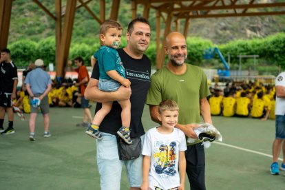 Imatges de la visita de Pep Guardiola al Summer Camp, al seu campus de futbol de Rialp