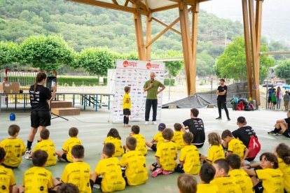Imatges de la visita de Pep Guardiola al Summer Camp, al seu campus de futbol de Rialp
