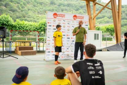 Imatges de la visita de Pep Guardiola al Summer Camp, al seu campus de futbol de Rialp