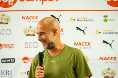 Imatges de la visita de Pep Guardiola al Summer Camp, al seu campus de futbol de Rialp