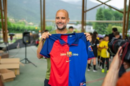 Imatges de la visita de Pep Guardiola al Summer Camp, al seu campus de futbol de Rialp