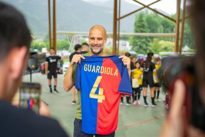 Imatges de la visita de Pep Guardiola al Summer Camp, al seu campus de futbol de Rialp