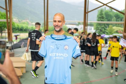 Imatges de la visita de Pep Guardiola al Summer Camp, al seu campus de futbol de Rialp