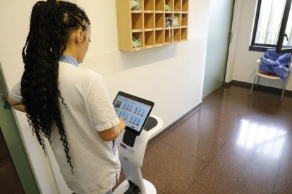 El robot permet registrar la ingesta de líquid de cada resident. - AMADO FORROLLA