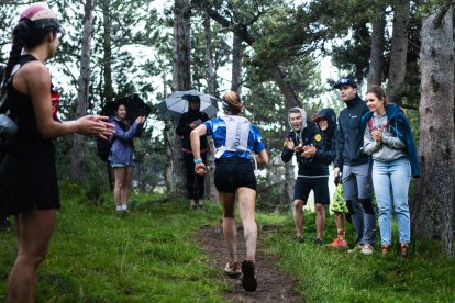 Una de les participants de la prova SKY, animada per aficionats durant el recorregut. - VAL D’ARAN BY UTMB