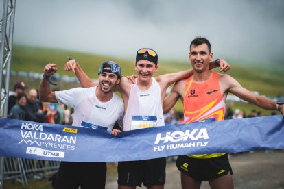 A la imatge, els tres primers classificats masculins de la prova SKY Promeses disputada ahir al pla de Beret. - VAL D’ARAN BY UTMB