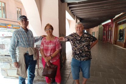 Turistes saltaven ahir al matí a la Noguera Pallaresa des del pont de Gulleri.