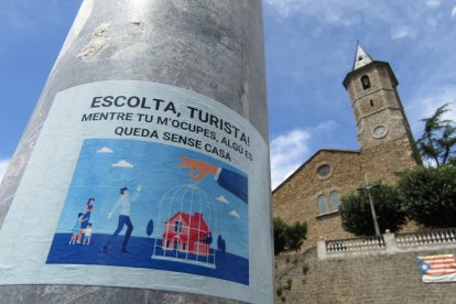 Turistes saltaven ahir al matí a la Noguera Pallaresa des del pont de Gulleri.