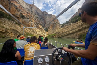 Turistes saltaven ahir al matí a la Noguera Pallaresa des del pont de Gulleri.